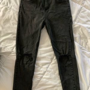 black distressed skinny jeans